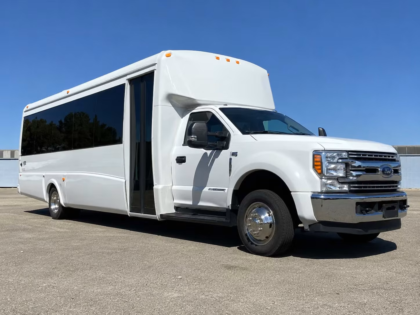 memphis 18 passenger minibus rental